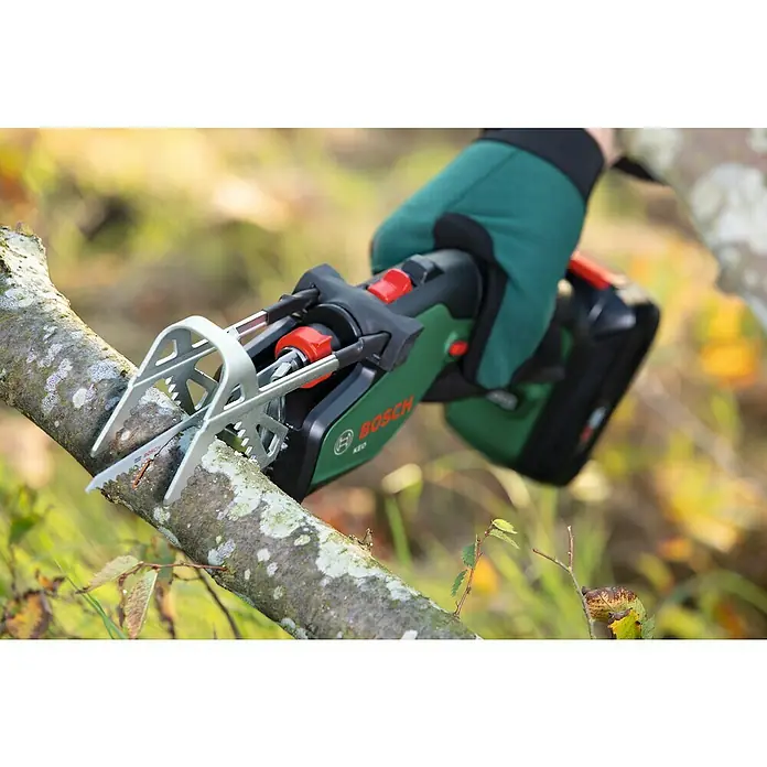 Bosch Power for All 18V Gartensäge Keo - 18 V, Li-Ionen, 1 Akku - Akku-Gartensäge KEO von Bosch beim Schneiden eines Astes, für müheloses Beschneiden von Ästen in Gärten und Parks, mit praktischem Haltebügel.