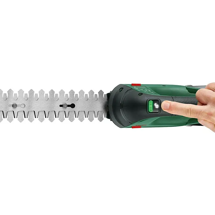 Bosch Power for All 18V Akku-Gras- & Strauchschere AdvancedShear 18V-10 - 18 V, Li-Ionen, 1 Akku, Schwertbreite: 10 cm - Nahaufnahme einer Bosch Akku-Grasschere mit Finger auf dem Startknopf, bereit zum Trimmen von Gras und Sträuchern.