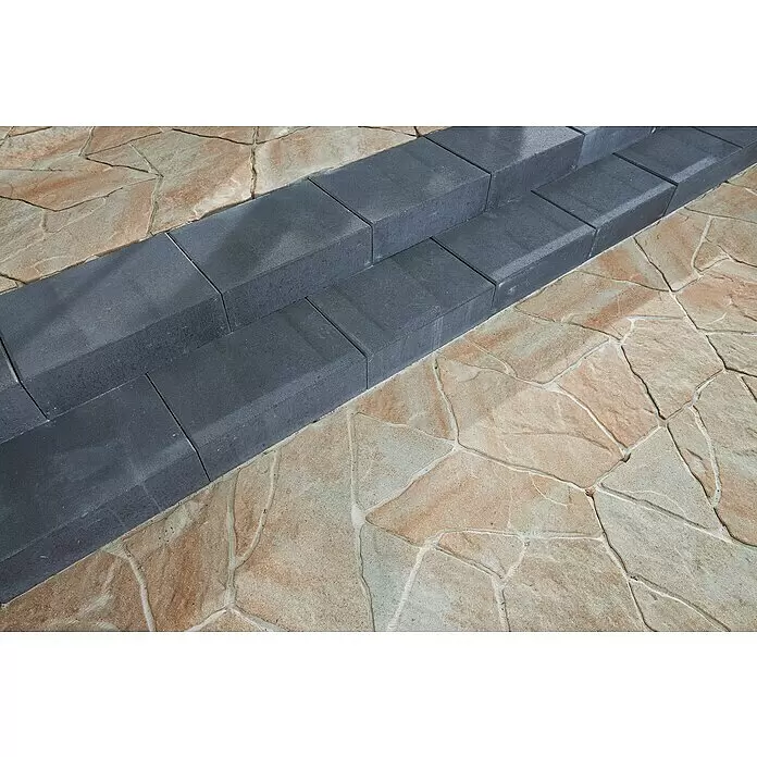 EHL Blockstufe - Anthrazit, 100 x 35 x 15 cm, Beton - Dunkelgraue Stufen/Beeteinfassung aus rechteckigen Pflastersteinen neben unregelmäßigem, hellbraunem Plattenbelag.
