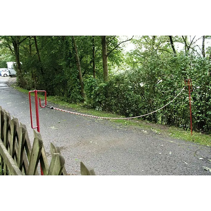 Absperrleinenhalter - 1,25 m, Sicherheitsbügel, Rot, Geschmiedet - Rote Absperrung mit rot-weißem Seil, die einen Weg versperrt, dient der Verkehrskontrolle und Sicherheit in der Umgebung.