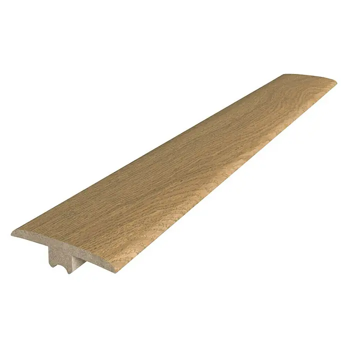 Perfil de juntas de dilatación roble gris - 2,4 m x 44 mm x 10 mm, Pegado - Riel de suelo en forma de T de color madera para conectar dos revestimientos de suelo de altura similar sobre fondo negro.
