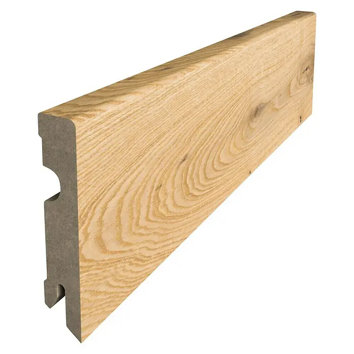 Rodapié roble blanco - 2,4 m x 70 mm x 15 mm - Un trozo de zócalo de madera con una veta clara y un extremo perfilado, ideal para el diseño de interiores.