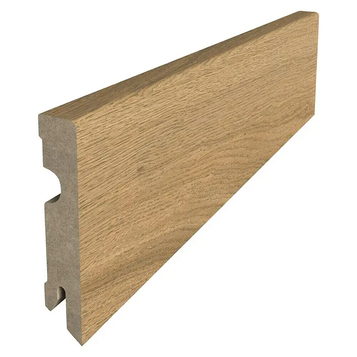 Rodapié roble gris - 2,4 m x 70 mm x 15 mm - Primer plano de un zócalo de madera con lengüeta y ranura sobre fondo negro, ideal para cualquier habitación.