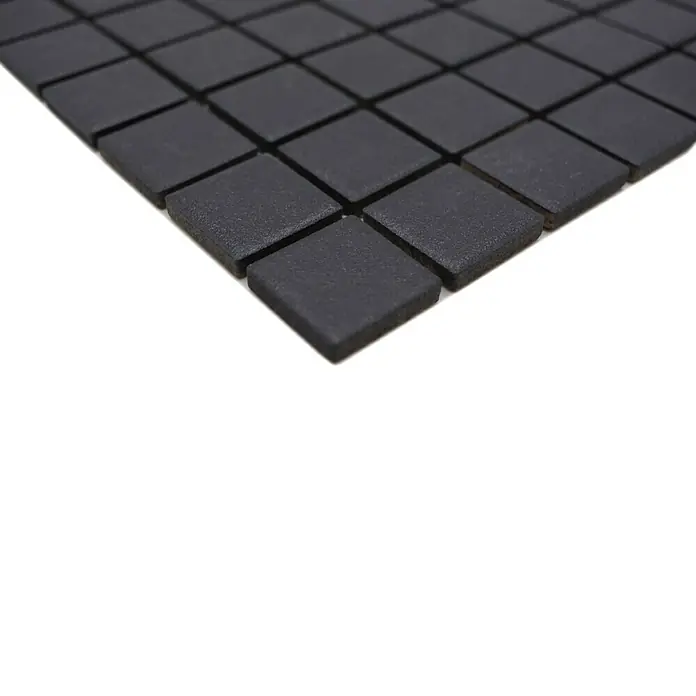 Mosaikfliese Quadrat Uni AT 891 - 32,6 x 30 cm, Schwarz, Matt - Nahaufnahme von quadratischen, schwarzen Mosaikfliesen mit leicht rauer Oberfläche, die sich ideal für stilvolle Wand- oder Bodenbeläge eignen.