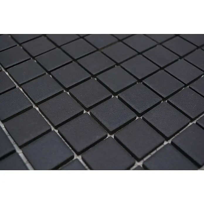 Mosaikfliese Quadrat Uni AT 891 - 32,6 x 30 cm, Schwarz, Matt - Nahaufnahme von quadratischen, mattschwarzen Mosaikfliesen, die ein modernes und elegantes Design für Innenräume bieten.