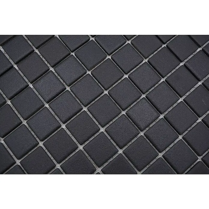 Mosaikfliese Quadrat Uni AT 891 - 32,6 x 30 cm, Schwarz, Matt - Nahaufnahme von quadratischen, mattschwarzen Mosaikfliesen, die ein elegantes und modernes Design für Oberflächengestaltung bieten.