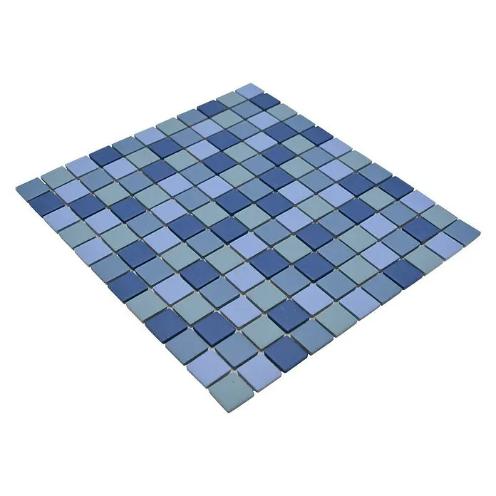 Mosaikfliese Mix JT AT 251 - 32,6 x 30 cm, Blau, Matt - Bild eines Mosaikfliesen-Quadrats in verschiedenen Blautönen, ideal für Badezimmer oder Küchen, auf schwarzem Hintergrund.
