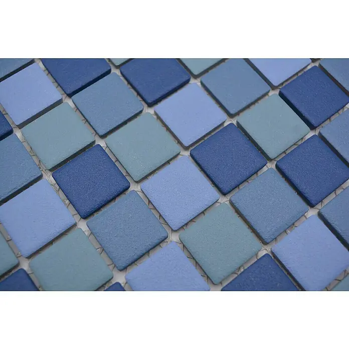 Mosaikfliese Mix JT AT 251 - 32,6 x 30 cm, Blau, Matt - Nahaufnahme eines Mosaiks aus verschiedenfarbigen blauen Keramikfliesen, die ein stilvolles und modernes Design für Badezimmer oder Küchenrückwände bieten.