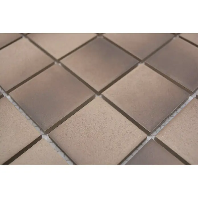 Mosaikfliese Quadrat Mix CD 215 - 30,6 x 30,6 cm, Braun/Beige, Matt - Nahaufnahme von quadratischen Mosaikfliesen in Braun- und Beigetönen, die ein subtiles und elegantes Muster für Badezimmer oder Küchenrückwände bilden.
