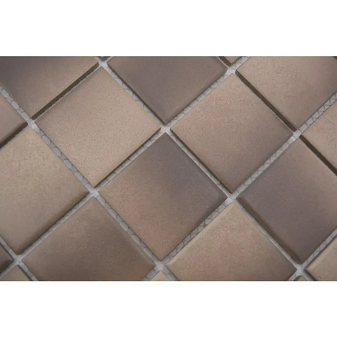 Mosaikfliese Quadrat Mix CD 215 - 30,6 x 30,6 cm, Braun/Beige, Matt - Nahaufnahme von quadratischen Keramikfliesen in verschiedenen Brauntönen, die ein attraktives Mosaikmuster bilden. Ideal für Küche oder Bad.