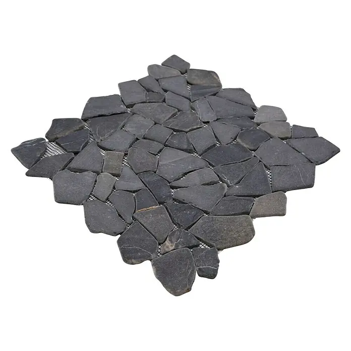 Mosaikfliese Uni CIOT 30/120 - 30,5 x 30,5 cm, Schwarz, Matt - Nahaufnahme einer grauen Steinfliese in Rautenform auf schwarzem Hintergrund, die eine natürliche und rustikale Ästhetik bietet.