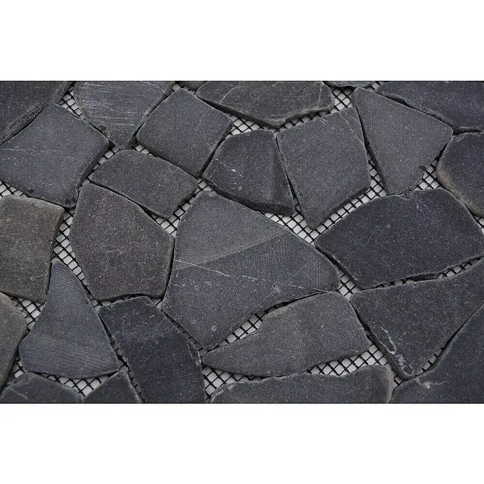 Mosaikfliese Uni CIOT 30/120 - 30,5 x 30,5 cm, Schwarz, Matt - Nahaufnahme von Mosaikfliesen aus Naturstein, die auf einem Netz befestigt sind. Die grauen Steine haben unterschiedliche Formen und Größen.