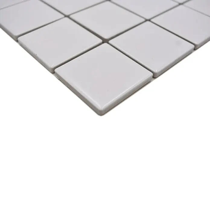 Mosaikfliese Quadrat Uni CD 111 - 29,8 x 29,8 cm, Weiß, Matt - Nahaufnahme von weißen quadratischen Mosaikfliesen. Ideal für stilvolle Küchen- und Badgestaltung mit moderner Ästhetik.