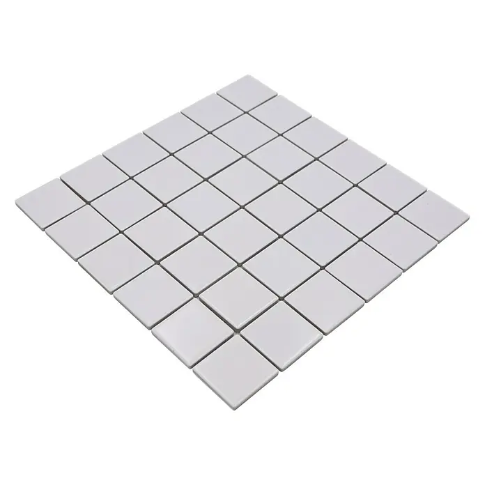 Mosaikfliese Quadrat Uni CD 111 - 29,8 x 29,8 cm, Weiß, Matt - Nahaufnahme eines Quadrats aus weißen Mosaikfliesen mit Fugenmörtel. Die Fliesen sind quadratisch und in einem regelmäßigen Muster angeordnet.