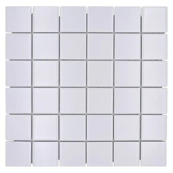 Mosaikfliese Quadrat Uni CD 111 - 29,8 x 29,8 cm, Weiß, Matt - Nahaufnahme eines quadratischen Mosaiks aus glänzend weißen Fliesen mit grauen Fugen, ideal für Badezimmer oder Küchen.