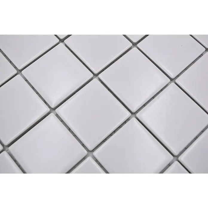 Mosaikfliese Quadrat Uni CD 111 - 29,8 x 29,8 cm, Weiß, Matt - Nahaufnahme eines Musters aus weißen, quadratischen Keramikfliesen, die diagonal angeordnet sind und ein sauberes, modernes Design präsentieren.