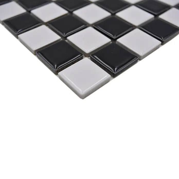 Mosaikfliese Quadrat Mix BM 048 - 32,6 x 30 cm, Schwarz/Weiß, Glänzend - Nahaufnahme eines Schachbrettmusters aus schwarzen und weißen Mosaikfliesen, ideal für Badezimmer- oder Küchenakzente.