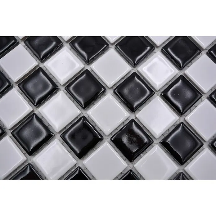 Mosaikfliese Quadrat Mix BM 048 - 32,6 x 30 cm, Schwarz/Weiß, Glänzend - Nahaufnahme von schwarzen und weißen quadratischen Mosaikfliesen, die ein Schachbrettmuster bilden.