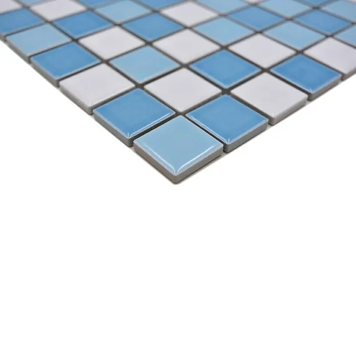Mosaikfliese Quadrat Mix BM 300 - 32,6 x 30 cm, Blau/Weiß, Glänzend - Nahaufnahme von hellblauen und weißen Mosaikfliesen, die ein Schachbrettmuster bilden, ideal für Badezimmer- oder Küchengestaltung.