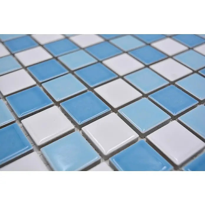 Mosaikfliese Quadrat Mix BM 300 - 32,6 x 30 cm, Blau/Weiß, Glänzend - Nahaufnahme von hellblauen und weißen quadratischen Mosaikfliesen, die ein frisches und sauberes Design für Badezimmer oder Küchen bieten.
