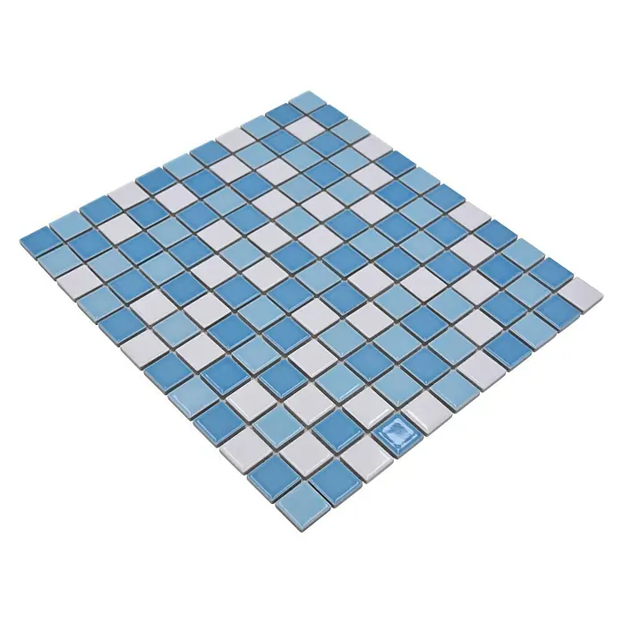 Mosaikfliese Quadrat Mix BM 300 - 32,6 x 30 cm, Blau/Weiß, Glänzend - Blick auf eine quadratische Fliesenmatte mit hellblauen und weißen Mosaikfliesen. Dekoratives Design für Innenräume.