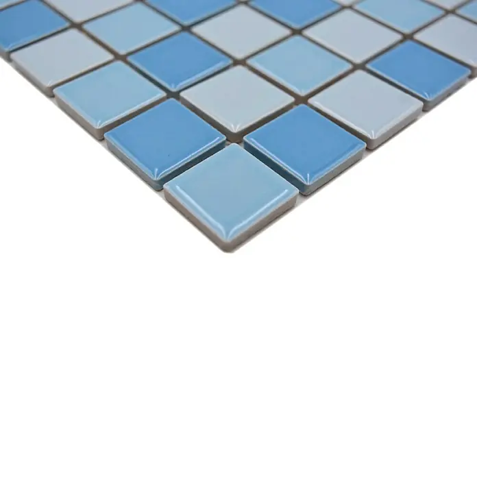 Mosaikfliese Quadrat Mix BM 200 - 32,6 x 30 cm, Blau, Glänzend - Nahaufnahme der quadratischen hellblauen und grauen Keramikmosaikfliesen, ideal für Badezimmer- oder Küchenrückwände.