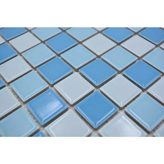 Mosaikfliese Quadrat Mix BM 200 - 32,6 x 30 cm, Blau, Glänzend - Nahaufnahme von hellblauen und weißen Mosaikfliesen, die ein geometrisches Muster bilden und eine elegante Oberfläche erzeugen.