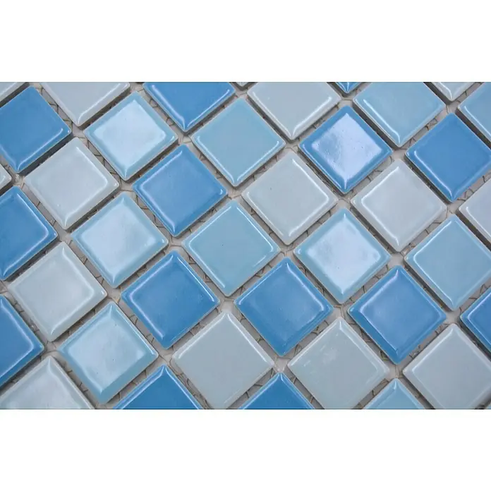 Mosaikfliese Quadrat Mix BM 200 - 32,6 x 30 cm, Blau, Glänzend - Nahaufnahme von hellblauen und weißen quadratischen Mosaikfliesen, die ein sauberes und modernes Muster für Badezimmer oder Küchenrückwände bilden.