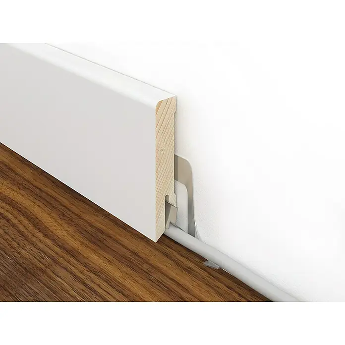 Leistenclip ExPress Clip 3 - 30 Stk. - Eine Nahaufnahme von weißen Sockelleisten mit einem grauen Kabelkanal, der an einer weißen Wand entlangläuft, auf einem Holzboden.