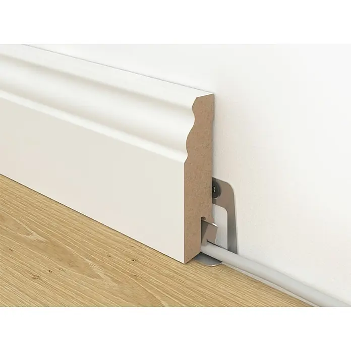 Leistenclip ExPress Clip 2 - 50 Stk. - Nahaufnahme einer weißen Sockelleiste mit Kabelführungssystem an einer Wand, die Funktionalität und Ästhetik vereint.