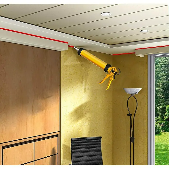 Sika Acryl-Dichtmasse - Transparent, 300 ml - Gelbe Kartuschenpistole beim Abdichten der Deckenleiste, rote Linie markiert die abgedichtete Stelle. Perfekt für Heimwerker.