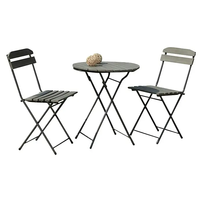 Sunfun Conjunto de muebles de balcón Verona - 3 pzs., Polipropileno/Acero, Gris - Juego de patio de madera gris con una mesa y dos sillas, ideal para balcones y patios pequeños. Una bola decorativa sobre la mesa.