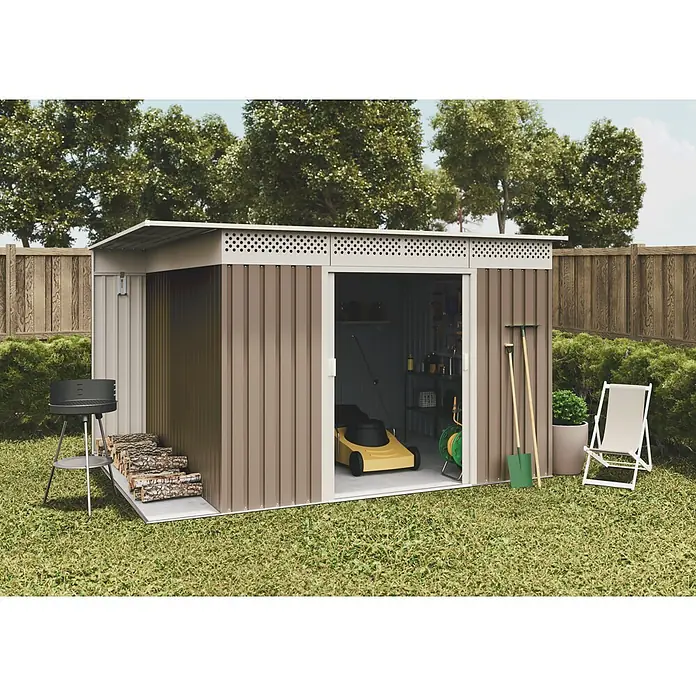 Hoggar Caseta para jardín Örebro - Medidas ext. (An x Pr): 333 x 269 cm, Beige, Acero, Área: 8,96 m² - Una imagen detallada de una caseta de jardín con una parrilla, leña y un cortacésped amarillo, sobre un fondo verde.