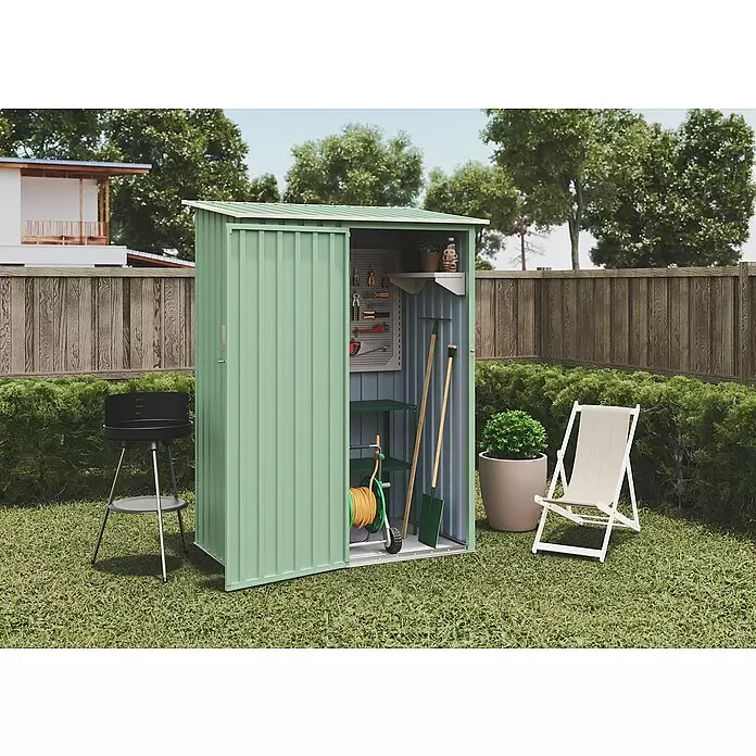 Hoggar Geräteschrank Litt - Außenmaß inkl. Dachüberstand (B x T): 142 x 93 cm, Grün, Aluminium, 1,32 m² - Grüner Metall-Gartenschuppen mit offener Tür, zeigt Werkzeuge und Regale, im Garten.