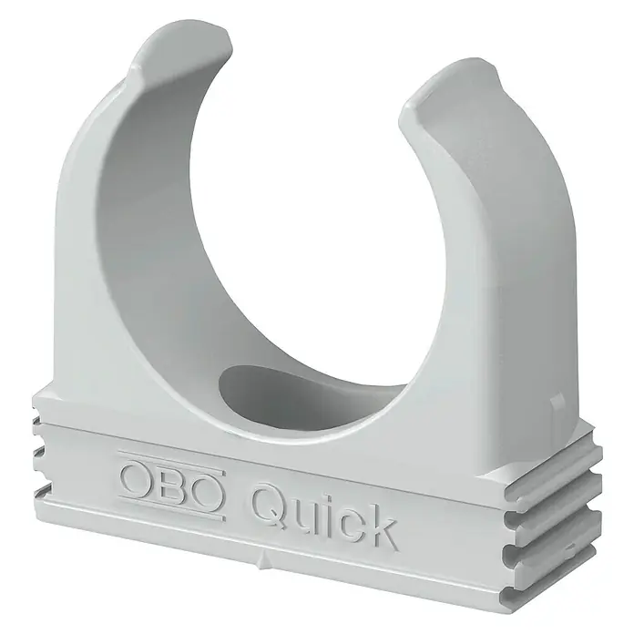 OBO Klemmschelle Quick-Schelle - Geeignet für: Installationsrohr M25, Lichtgrau, Kunststoff, 100 Stk. - Ein grauer OBO Quick Rohrclip, ein nützliches Befestigungselement zur sicheren Installation von Rohren, präsentiert auf schwarzem Hintergrund.