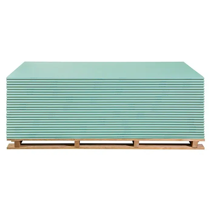 Rigips Gipskartonplatte - 2.000 x 1.250 x 12,5 mm, Imprägniert - Eine Palette mit grünen Gipskartonplatten, die für Bau- oder Renovierungsarbeiten bereitstehen. Ideal für den Innenausbau und Trockenbauprojekte.