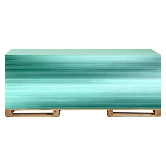 Rigips Gipskartonplatte - 2.600 x 600 x 12,5 mm, Imprägniert - Stapel von feuchtigkeitsbeständigen Gipskartonplatten auf einer Holzpalette, ideal für Bauprojekte in feuchten Umgebungen.