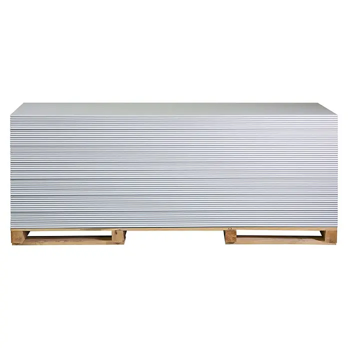 Rigips Gipskartonplatte - 2.000 x 600 x 12,5 mm - Ein Stapel Gipskartonplatten auf einer Holzpalette, ideal für Trockenbauprojekte und Innenausbau, bereit für den Transport und die Verarbeitung.