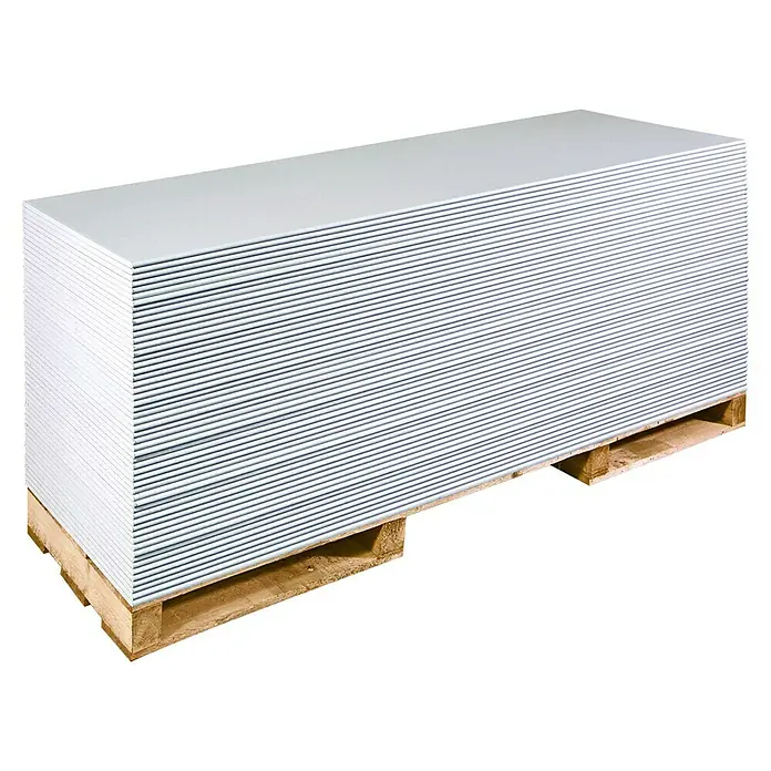 Rigips Gipskartonplatte - 2.000 x 600 x 12,5 mm - Eine Palette mit Gipskartonplatten, die für Bau- oder Renovierungsprojekte bereitstehen. Die Platten sind ordentlich gestapelt und versandfertig.