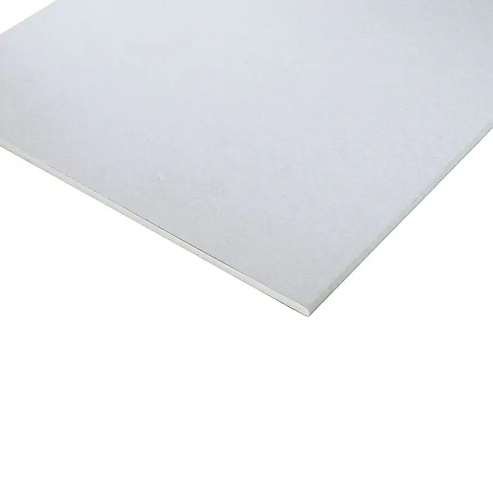 Rigips Gipskartonplatte Compact1.200 x 600 x 12,5 mm - Nahaufnahme einer weißen Trockenbauplatte, die für Bau- und Renovierungsprojekte geeignet ist. Ideal für Decken- oder Wandkonstruktionen.