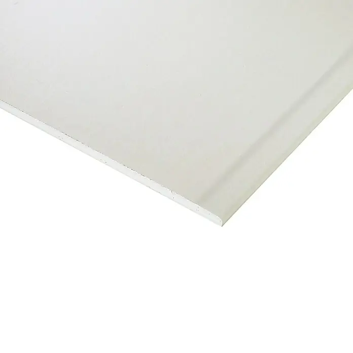 Rigips Gipskartonplatte2.000 x 1.250 x 12,5 mm - Nahaufnahme einer Gipskartonplatte, die die glatte, weiße Oberfläche und die scharfen Kanten des Baumaterials hervorhebt.