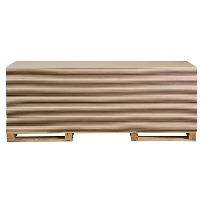 Rigips Gipskartonplatte - 2.600 x 600 x 9,5 mm - Eine Palette Gipskartonplatten, die für Bau- oder Renovierungsprojekte bereitstehen, gestapelt und sicher verpackt.