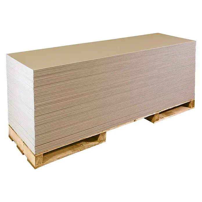 Rigips Gipskartonplatte - 2.600 x 600 x 9,5 mm - Das Bild zeigt eine Palette mit einer großen Anzahl Gipskartonplatten. Die Platten sind sauber gestapelt und bereit für den Transport.