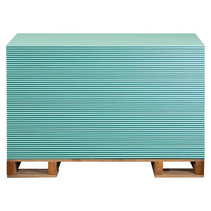 Rigips Gipskartonplatte - 1.200 x 600 x 12,5 mm, Imprägniert - Eine Palette mit grünlichen Gipskartonplatten. Ideal für den Innenausbau und Trockenbauarbeiten, gestapelt auf einer Holzpalette.