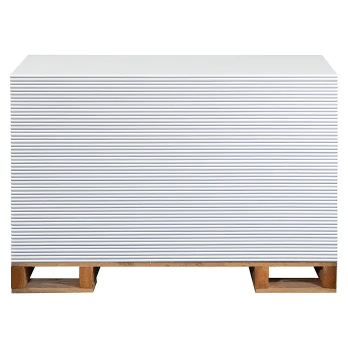 Rigips Gipskartonplatte Compact - 1.200 x 600 x 12,5 mm - Ein Stapel weißer Gipskartonplatten auf einer Holzpalette, ideal für Bauprojekte und Innenausbau.