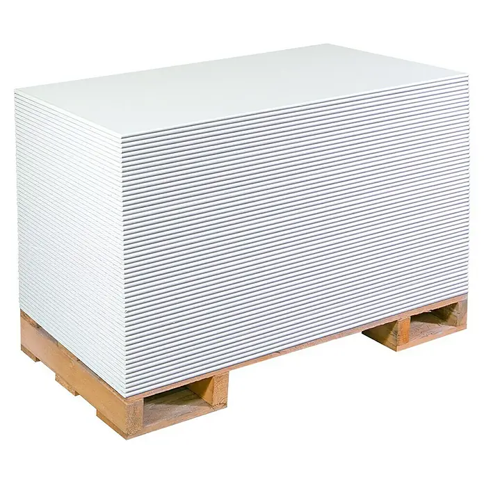 Rigips Gipskartonplatte Compact1.200 x 600 x 12,5 mm - Eine Palette mit einer großen Anzahl von weißen Gipskartonplatten, die für Bau- oder Renovierungsprojekte bereitstehen.