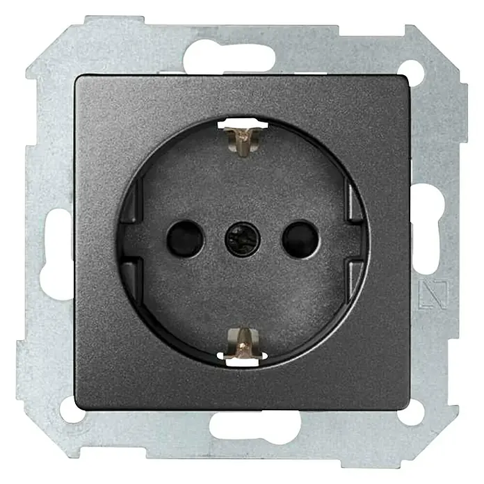 Simon 82 Enchufe Concept - Grafito, Mate, Plástico, Colocar - Primer plano de un enchufe Schuko con marco metálico, ideal para una conexión eléctrica segura en el hogar.
