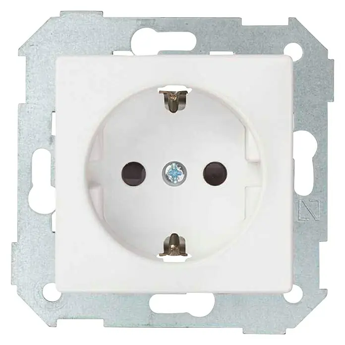 Simon 82 Enchufe Concept - Blanco, Mate, Plástico, Colocar - Primer plano de un enchufe blanco con marco metálico, diseñado para conexiones eléctricas interiores.