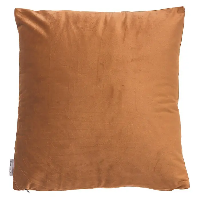 Cojín Velvet - 45 x 45 cm, Textil, Yema - Primer plano de un cojín decorativo cuadrado color ocre en terciopelo suave, que promete un ambiente cálido y acogedor.
