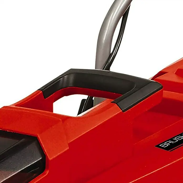 Einhell PXC 18V Cortacésped de batería GE-CM 18/32 Li-Solo - 18 V, Sin batería, Ancho de corte: 32 cm - Primer plano de un cortacésped rojo con mango negro y tubo plateado. Énfasis en el diseño y la ergonomía de la herramienta de jardín.